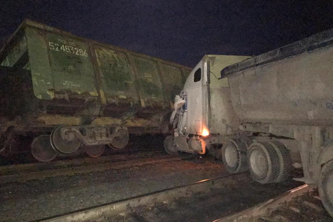 Отказали тормоза: в Ивделе грузовик протаранил железнодорожный состав -  «Уральский рабочий»